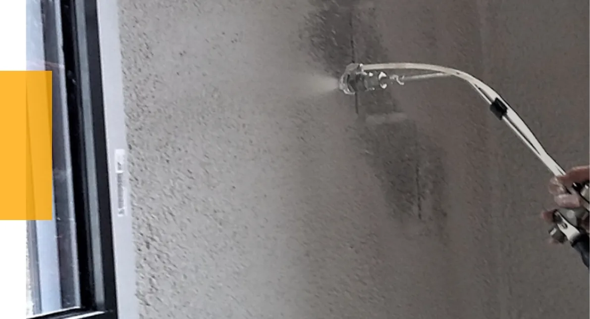 Pose d'enduit projeté en Pays de La Loire par ADAIR pour l'étanchéité à l'air du bâti